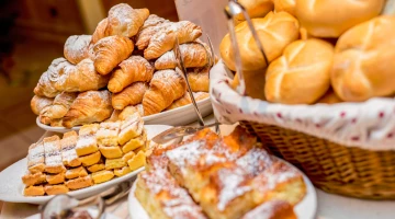 Des friandises et du pain au buffet du petit-déjeuner