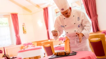Élaboration d&#39;un plat au restaurant
