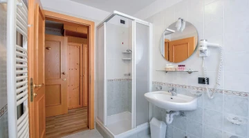 Salle de bain privée avec douche et sèche-cheveux