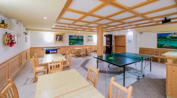 Salle de jeux avec table de ping-pong