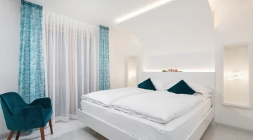 Double bed in Suite