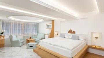Suite with double bed and living room