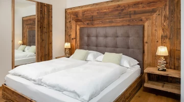 Room with double bed