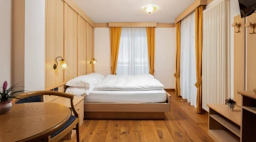 Double room with table