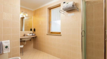 Private bathroom with towel set