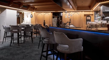 Bar mit Tischen