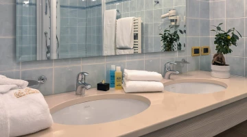 Privates Badezimmer mit Doppelwaschbecken