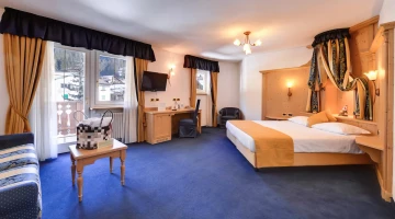 Junior Suite mit Sofa und Balkon