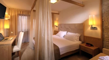 Doppelzimmer mit Himmelbett