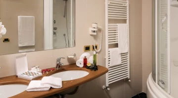 Badezimmer mit Hydromassage-Duschkabine