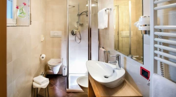 Badezimmer mit Duschkabine und Haartrockner