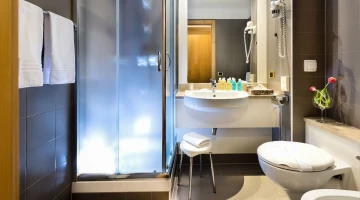 Privates Badezimmer mit Duschkabine