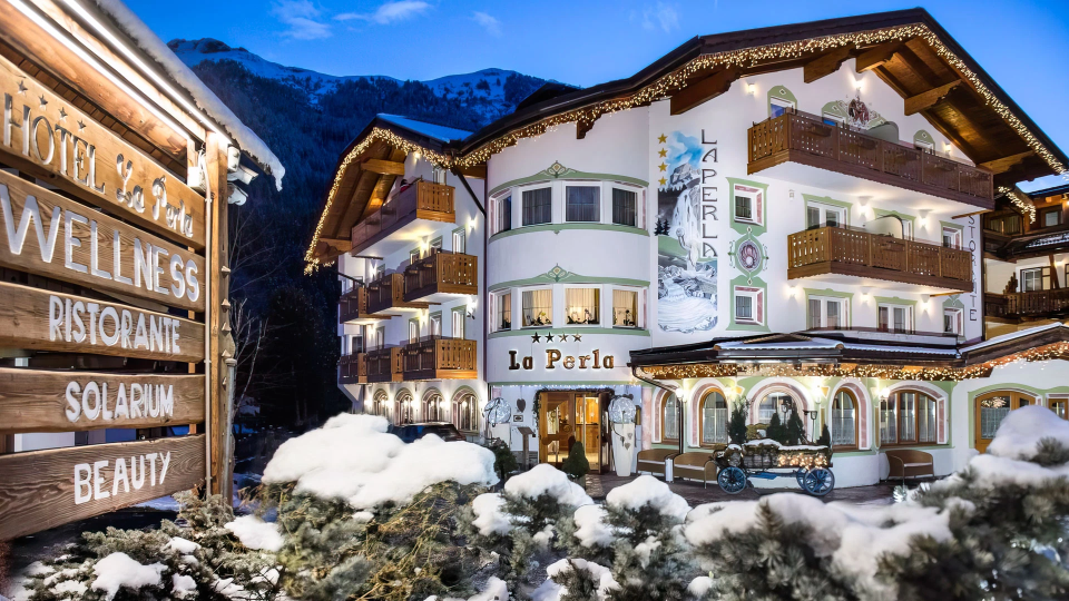 Hotelfassade im Winter