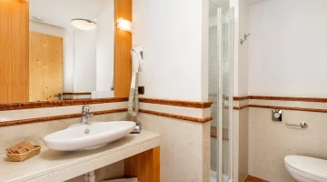 Bagno privato con box doccia e phon