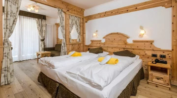 Camera con letto matrimoniale e divano