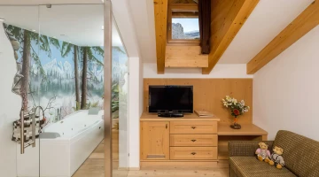 Area soggiorno e bagno in Junior Suite