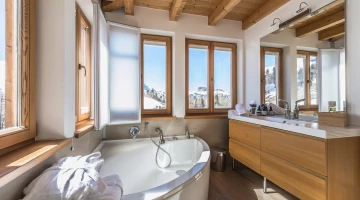 Salle de bain avec baignoire d&#39;hydromassage dans la Junior Suite