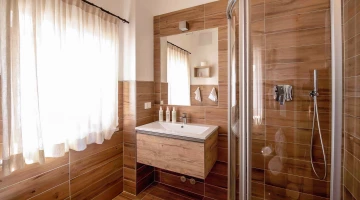 Salle de bain privée avec cabine de douche