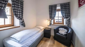 Lit simple dans chambre triple