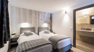 Lits simples dans une chambre quadruple