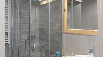 Salle de bain privée avec cabine de douche