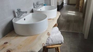 Salle de bain avec double vasque dans une pièce