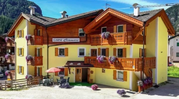 Esterno con ingresso e tavolini all'aperto