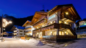 Außenansicht des Hotels am Abend