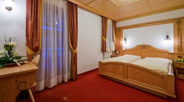 Zimmer im Bergstil mit Balkon