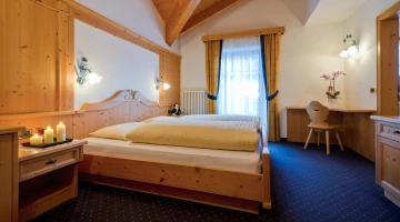 Doppelzimmer mit Schreibtisch