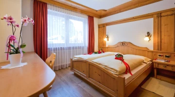 Doppelzimmer mit Fenster