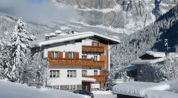 Hotelfassade unter dem Schnee