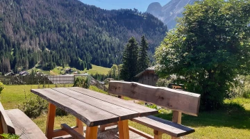 Tische und Bänke im Garten