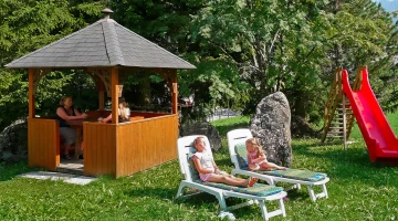 Pavillon und Spielbereich im Freien