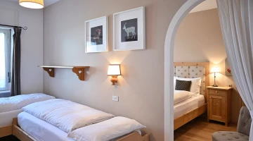 Zimmer mit Verbindungstür