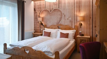Zimmer mit holzgetäfelten Wänden