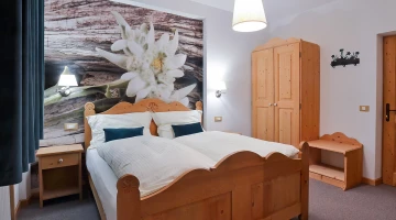 Doppelzimmer mit Kleiderschrank