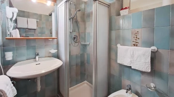 Badezimmer mit Duschkabine