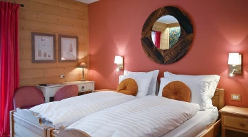 Zimmer mit Doppelbett und Schreibtisch
