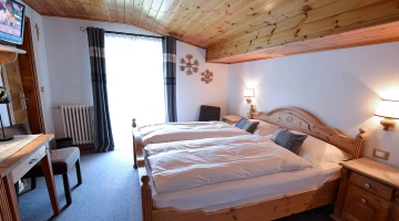 Doppelzimmer im Dachgeschoss mit Balkon
