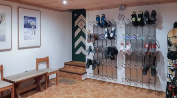 Skiaufbewahrung mit beheizten Schuhhaken