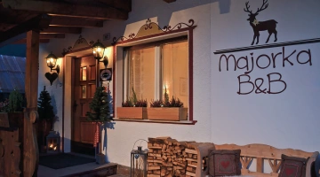 Entrée dans le bâtiment en soirée