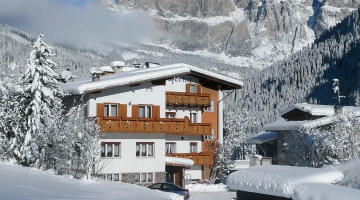 Extérieur de l'hôtel sous la neige