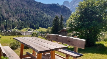 Tables et bancs dans le jardin