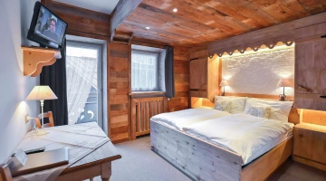 Chambre double avec télévision par satellite