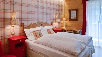 Chambre avec lit en bois naturel