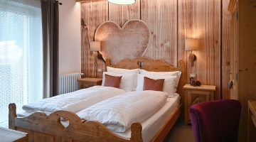 Pièce aux murs lambrissés