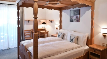 Lit à baldaquin dans la chambre