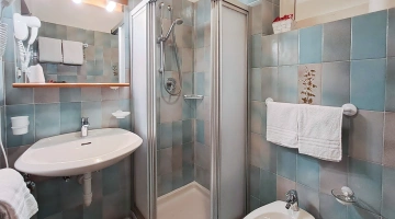 Salle de bain avec cabine de douche