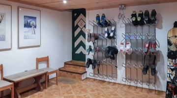 Local à skis avec crochets chauffants pour chaussures